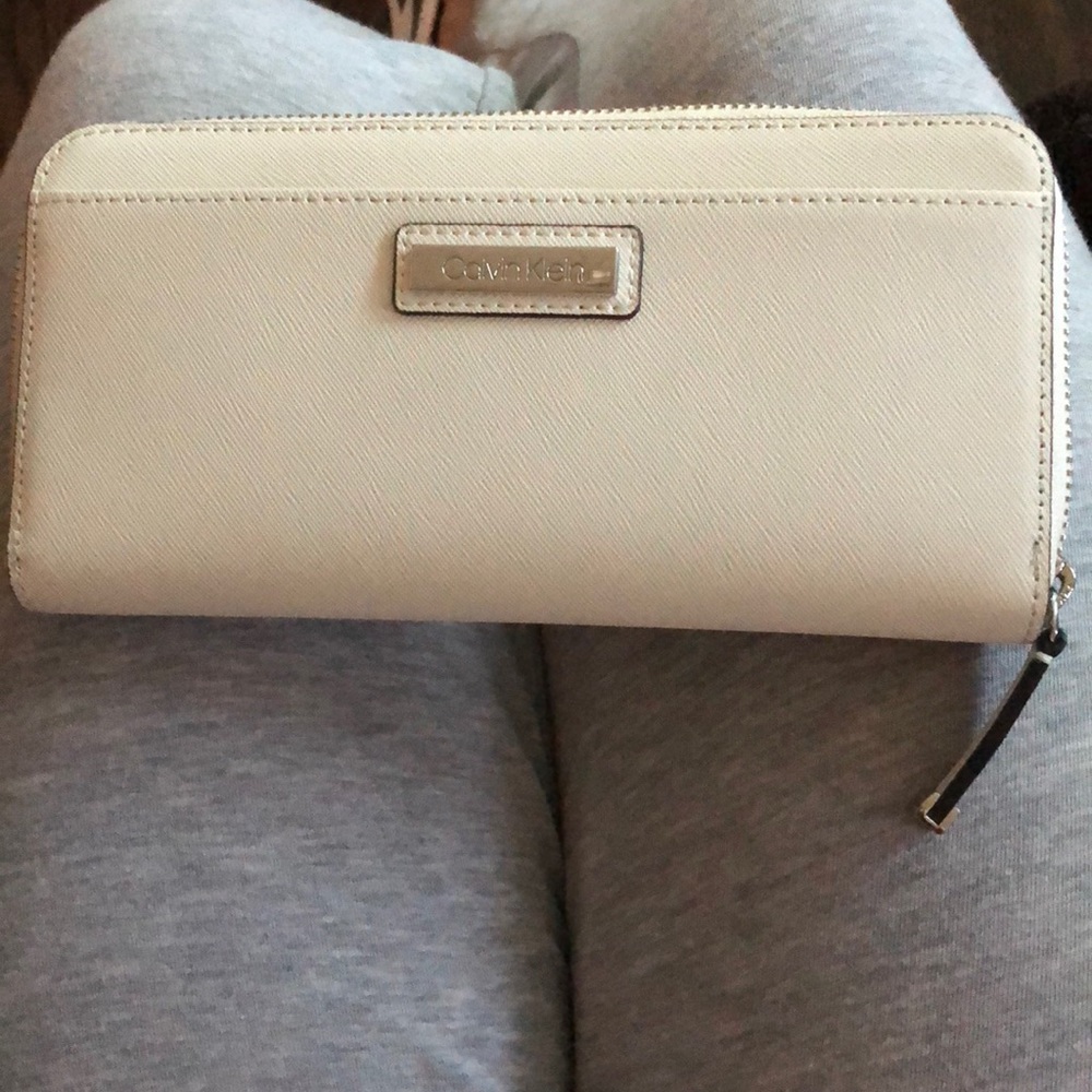 Calvin Klein Zip Wallet (Ivory/Cream)